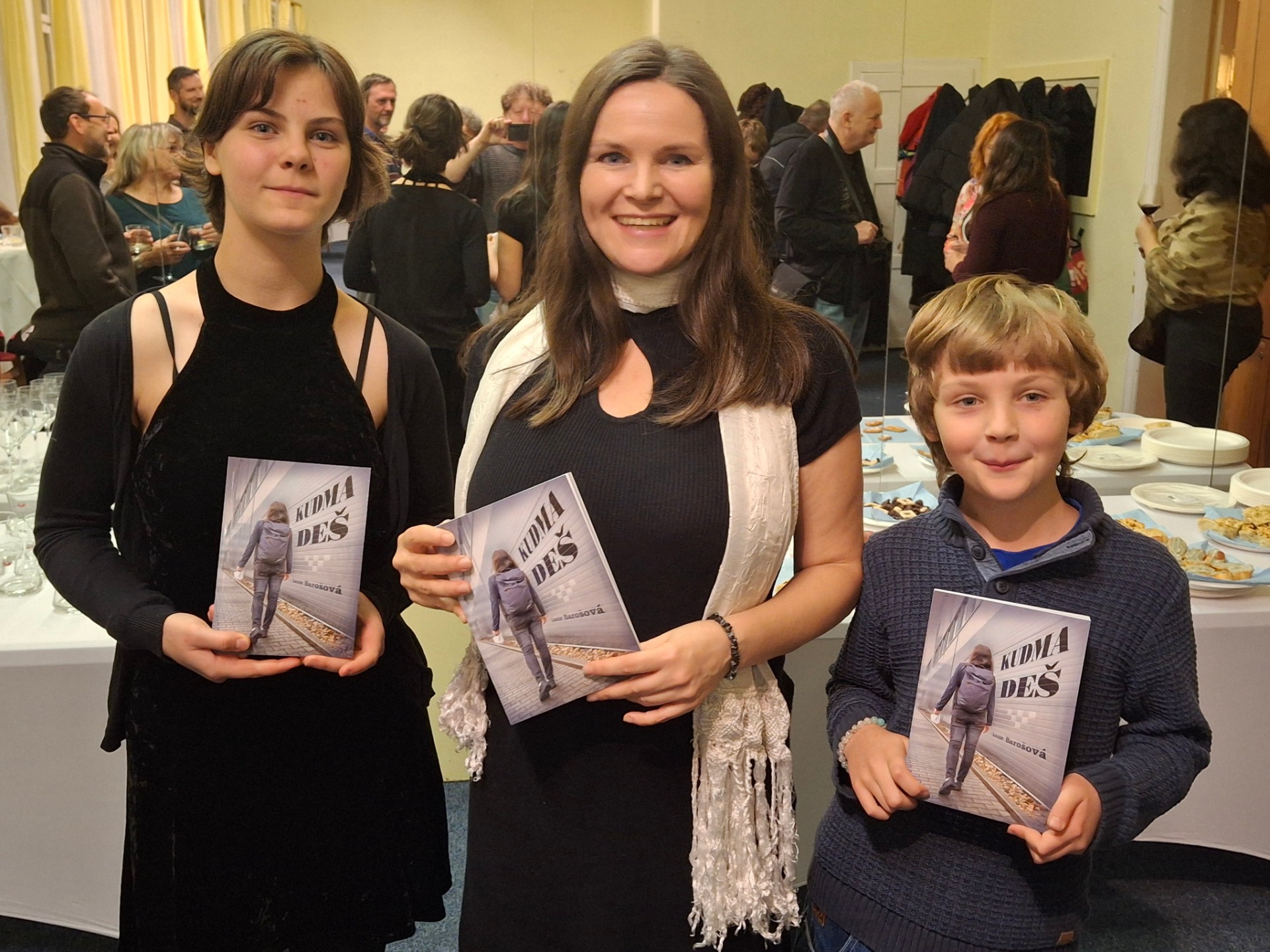 Křest mého románu Kudma deš. Já a mé milované děti, Andělka a Tonda. Autor fotografie novinář Zdeněk Matyáš.