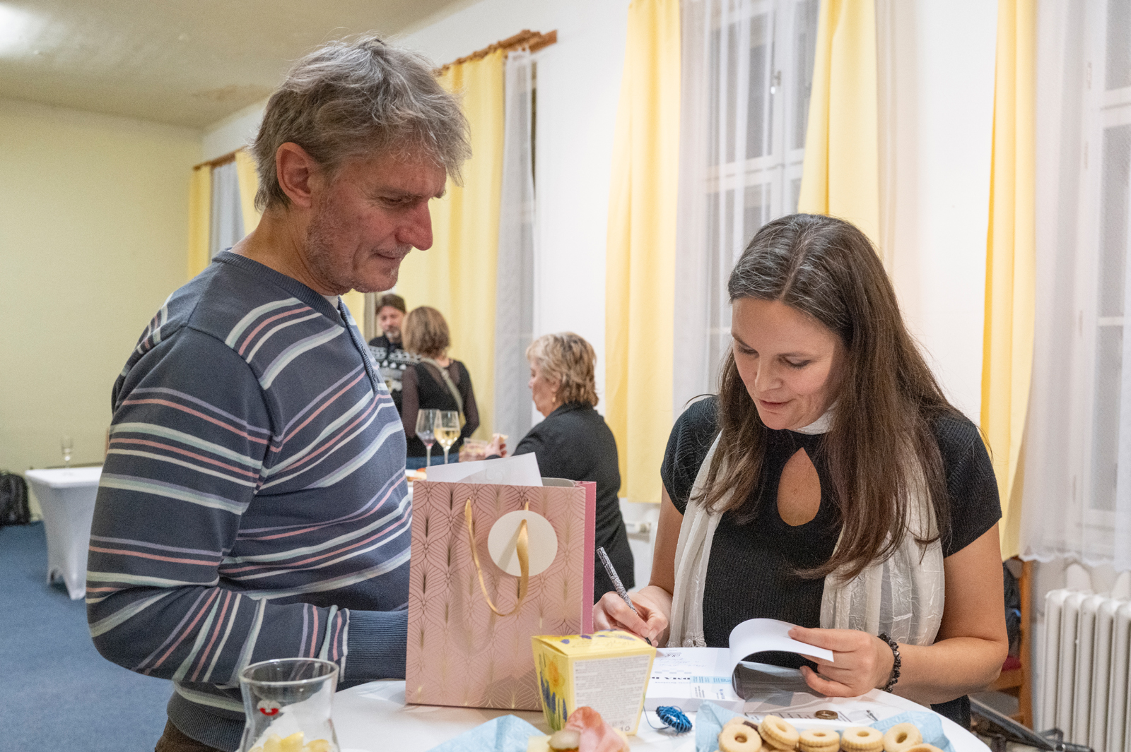 Podepisování na křtu Kudma deš. Autor fotografie: Vít Mádr