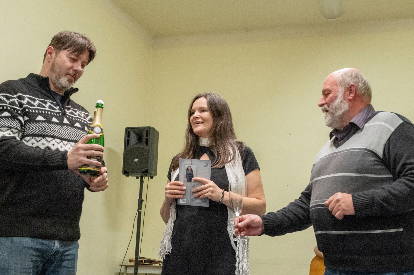 Kudma deš pokřtil zahraniční zpravodaj Martin Novák. Vpravo Josef Ruml za nakladatelství Městské knihy.. Autor fotografie Vít Mádr.